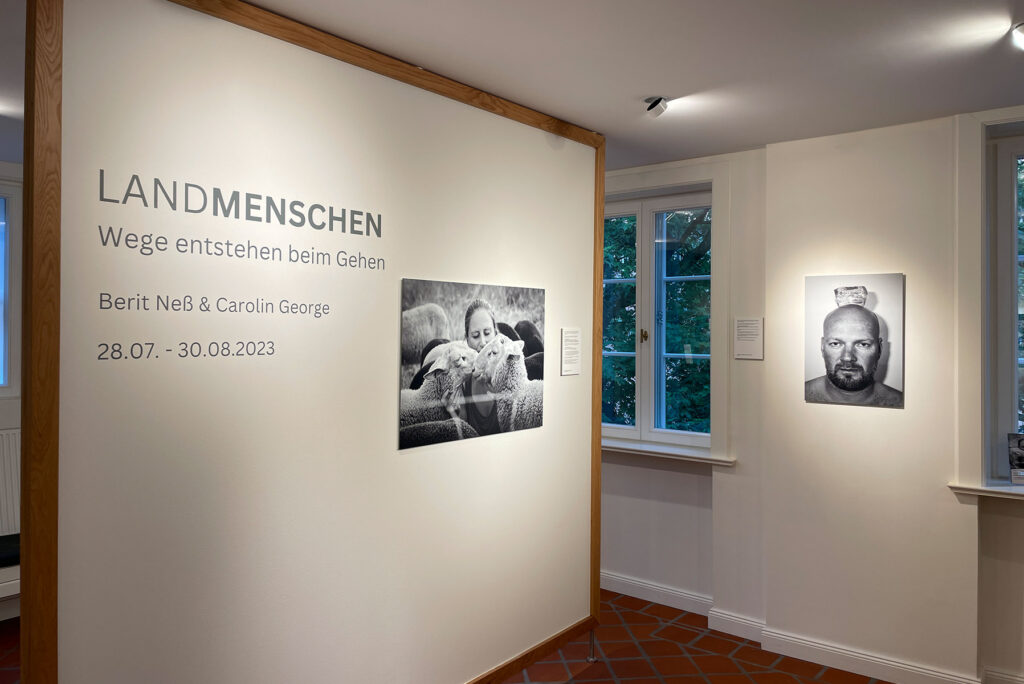 Ausstellung Landmenschen von kreativ-kontor im Glockenhof Lüneburg 2023